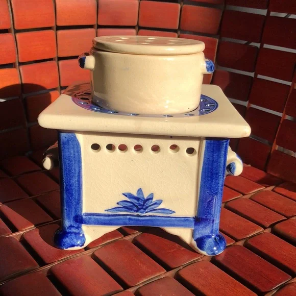 RARE, COUNTRY- COTTAGE STYLE WAX BURNER. Vintage. Blue and white pottery. - Picture 3 of 10